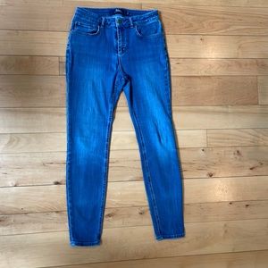 Boden “The Mayfair Modern Skinny” jeans. Medium wash.